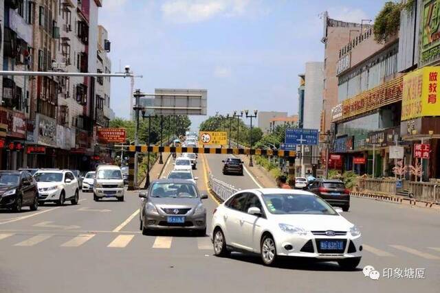 惊险！厢式货车上桥被“削头”，塘厦这些限高路段你知道几个？