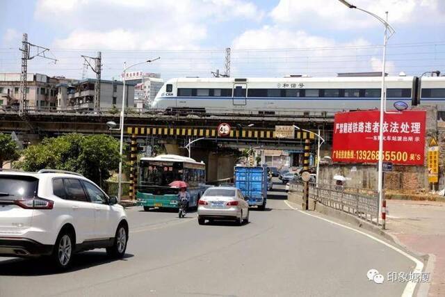 惊险！厢式货车上桥被“削头”，塘厦这些限高路段你知道几个？