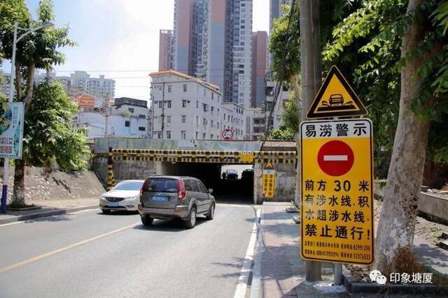 惊险！厢式货车上桥被“削头”，塘厦这些限高路段你知道几个？