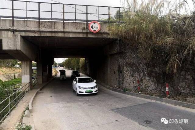 惊险！厢式货车上桥被“削头”，塘厦这些限高路段你知道几个？