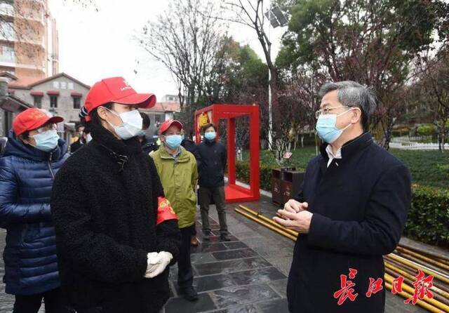  2月28日下午，陈一新来到粮道街昙华林社区封闭管理值守点，与社区干部交谈，了解群防群控工作进展。长江日报记者周超摄