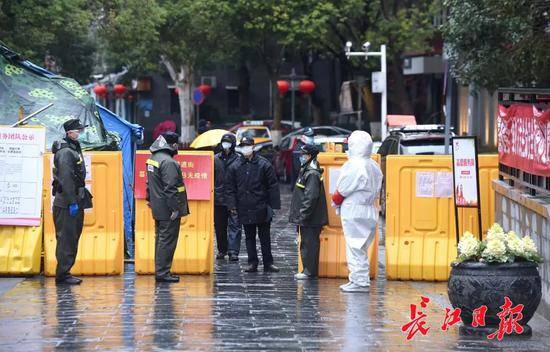 粮道街昙华林社区只留一个出口，管理十分严格。长江日报记者周超摄