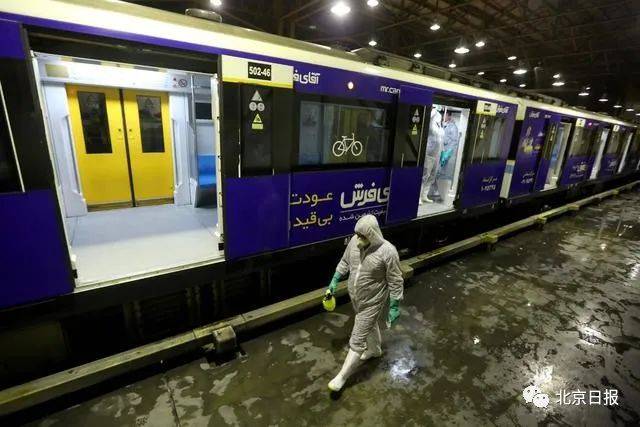 当地时间2月26日，在伊朗首都德黑兰，工作人员在为地铁车辆消毒。新华社图