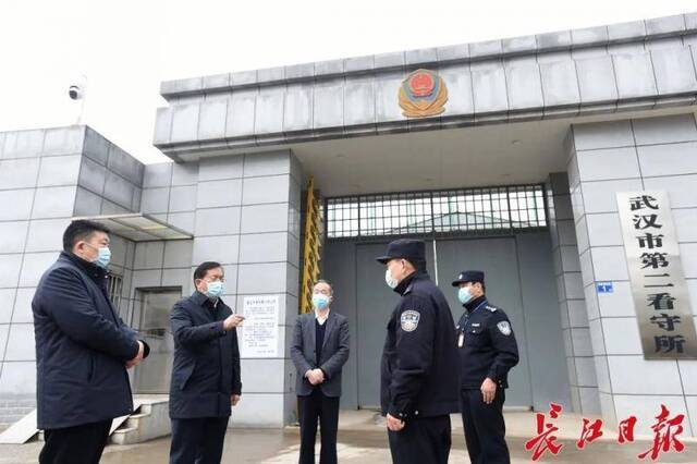 王忠林来到武汉市第二看守所，同看守所主要负责同志反复叮嘱：千万不能麻痹大意。长江日报记者周超摄