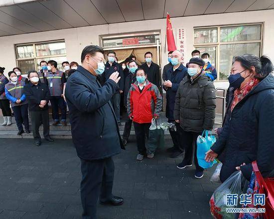  2月10日，习近平在北京市朝阳区安贞街道安华里社区，了解基层一线疫情联防联控情况。