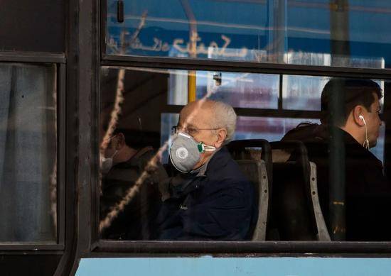 2月23日，伊朗首都德黑兰，市民戴着口罩出行