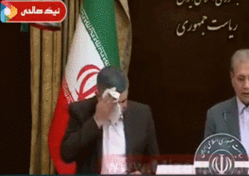2月25日，伊朗卫生部副部长哈利其被确诊为新冠肺炎。在前一天政府发布会现场，哈利其站在政府发言人拉比伊身旁不停地擦汗，并时不时咳嗽