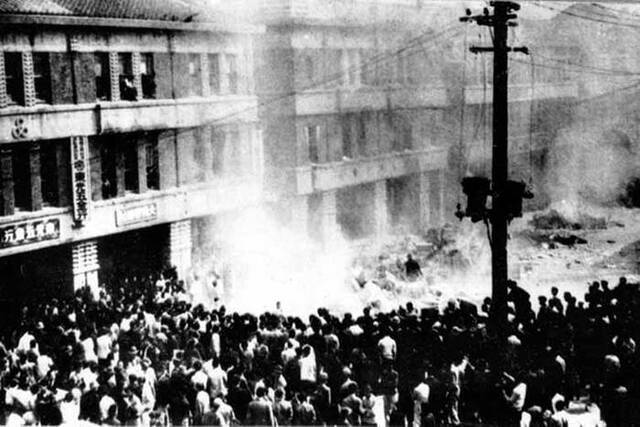 1947年因查缉私烟爆发的二二八事件，造成无数民众伤亡。其后长达38年的戒严，让许多政治受难家庭终生活在白色恐怖阴影下。随着档案数据解密，过往噤声的历史正逐步被