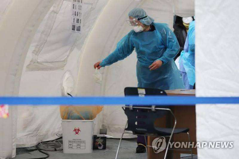 △2月28日，在首尔医疗院的筛查诊所，医务人员正在忙碌。图/韩联社