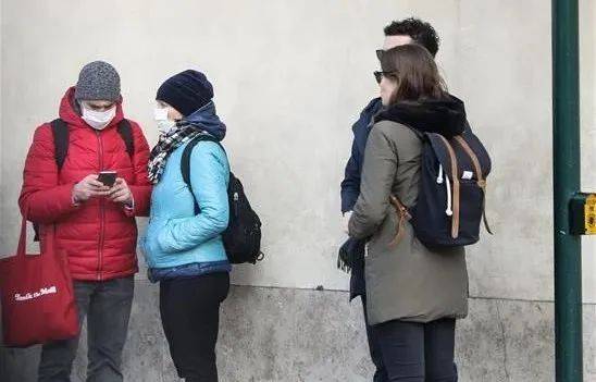 △2月29日，在意大利罗马，两名佩戴口罩的游客站在街头。图/新华社