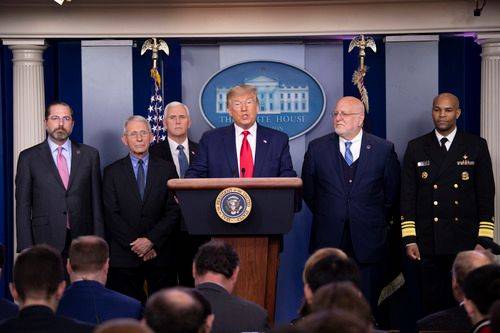 2月29日，在美国华盛顿，美国总统特朗普（右三）参加白宫记者会。新华社记者刘杰摄