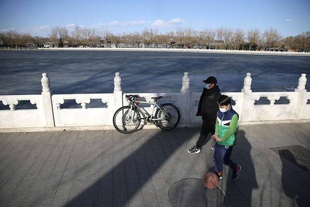 大风吹来蓝天白云 市民戴口罩沐浴阳光  组图