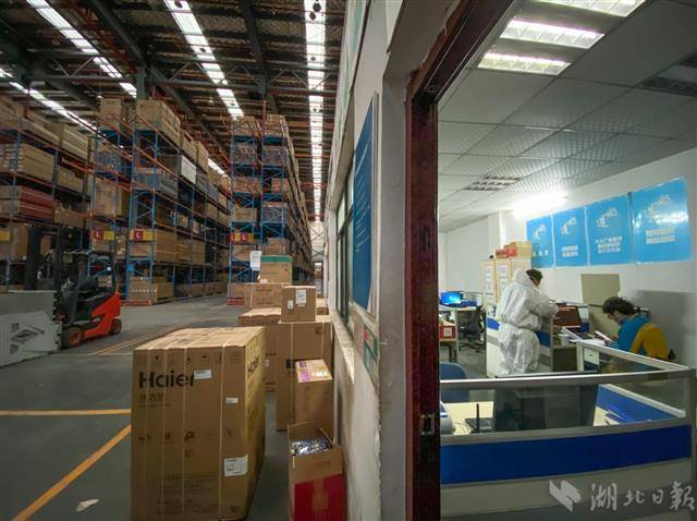 2月28日早上8时许，张林在公司仓库办理物资出库手续。