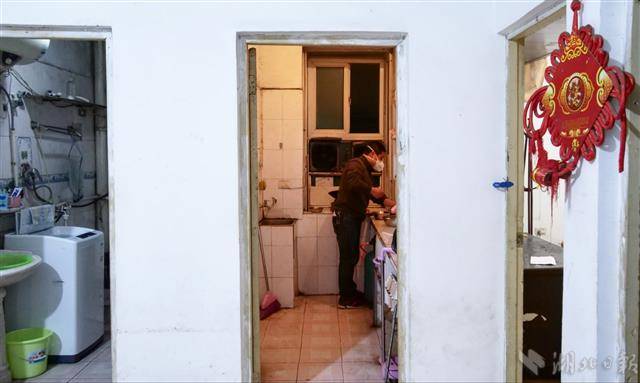 2月28日晚上8时30分，张林独自一人在家热剩饭。