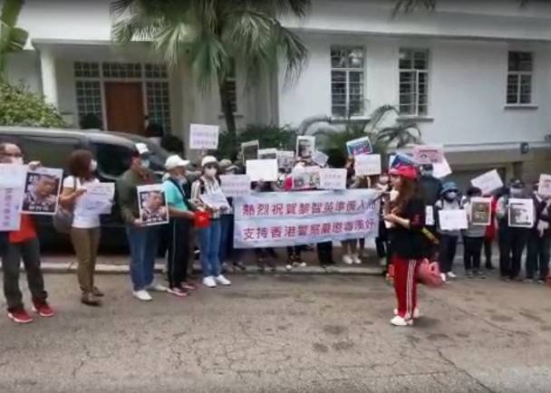 香港市民警总外聚集 现场用“狗头铡”铡黎智英等人头像