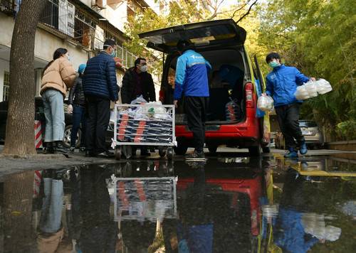资料图片：1月31日，外卖小哥将500份外卖盒饭免运费送到武汉市第五医院。新华社记者李贺摄