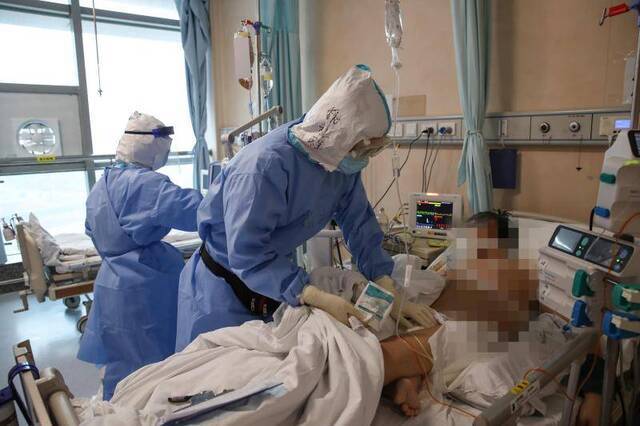 麻醉医师魏礼群在给插管患者做护理。