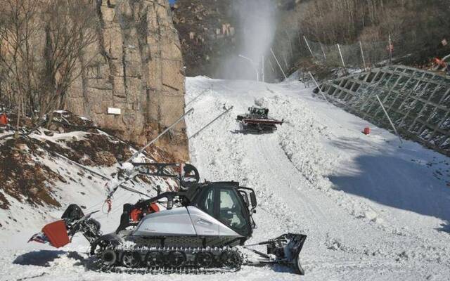  2019年11月28日，延庆赛区国家高山滑雪中心内，压雪车正在作业，2019年年底前完成全部造雪工作。新京报记者郑新洽