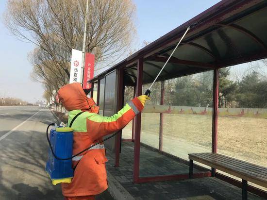 沈水产业新城：市政物业保洁员正在对城市公交站内进行消毒作业