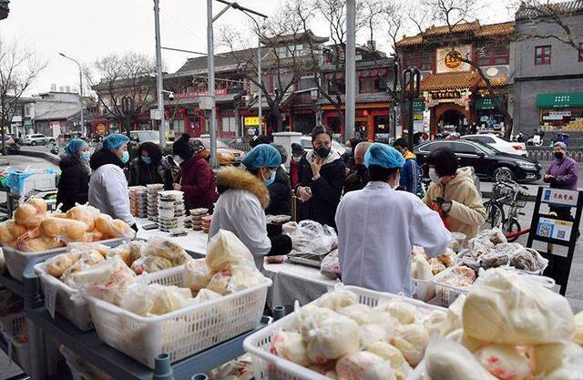 京城老字号店外摆摊 主推“外卖菜”｜组图