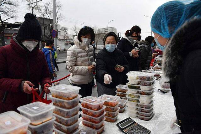 京城老字号店外摆摊 主推“外卖菜”｜组图