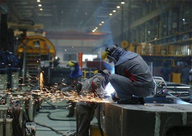 机器轰鸣的中国工厂全力保证全球产业链稳定运行