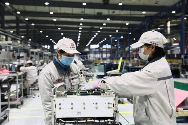 机器轰鸣的中国工厂全力保证全球产业链稳定运行