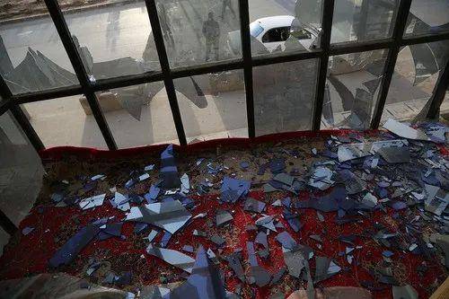 这是2月26日在阿富汗首都喀布尔爆炸现场拍摄的玻璃碎片。新华社发