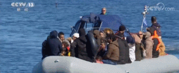 土耳其“开闸”放难民入欧 大批难民与希腊警察发生冲突