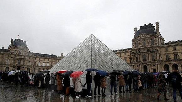 当地时间3月1日，人们仍然在卢浮宫门口排起了长队。来源：France 24