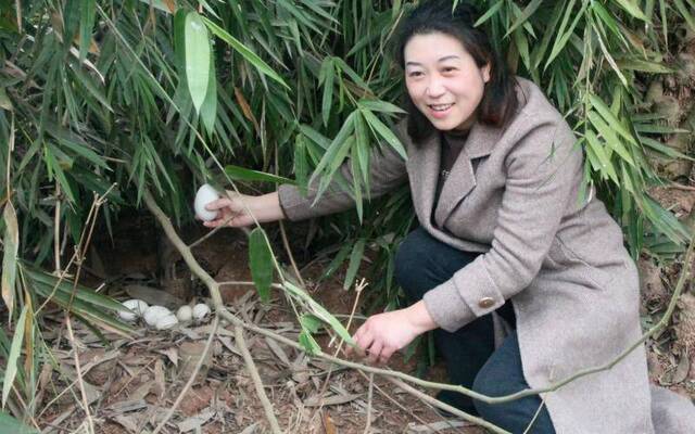 四川安家坝村助农送货“快递姐” 一度找不到订户家