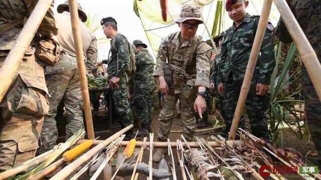 美泰军演美军士兵体验各种野味 还要生饮蛇血