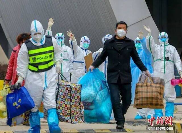 3月1日，武汉客厅方舱医院132人出院。中新社记者张畅摄