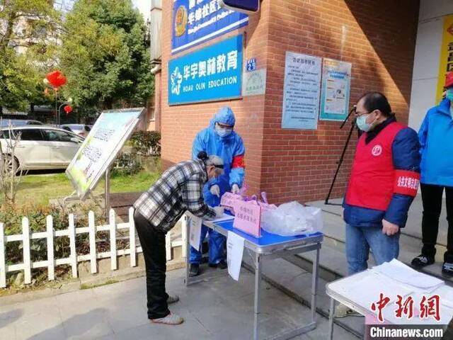 资料图：志愿者协助社区防控刘金峰摄