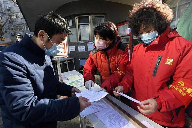 摸排登记 送货上门 社区工作者坚守防疫一线