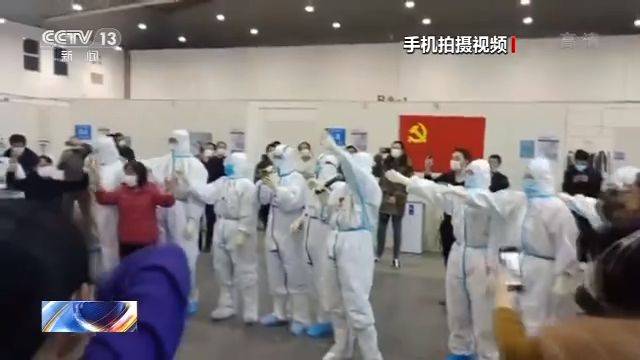 方舱医院护士为患者捶背：我们风雨同舟 我们相亲相爱