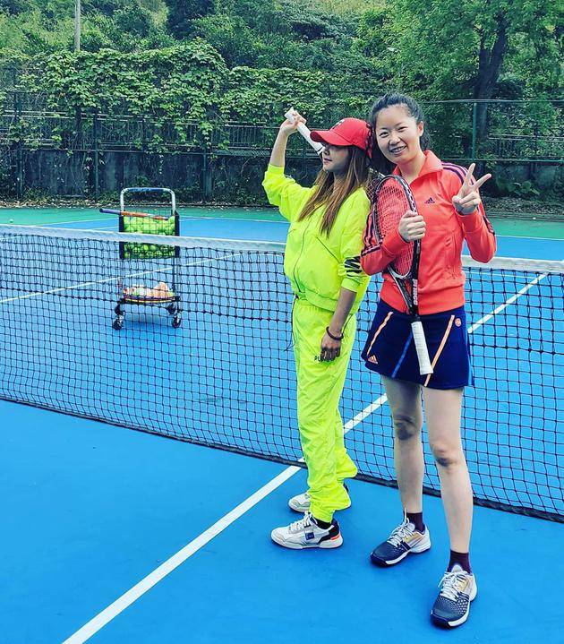 蔡依林与好友打网球