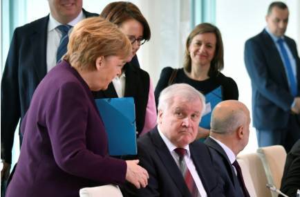 德国内政部长并未与总理握手图源：法新社