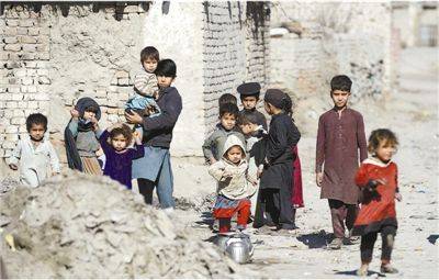 阿富汗多年来连绵不断的战争迫使大量难民逃往周边国家。联合国难民署今年1月公布的数据显示，目前在巴基斯坦共有超过141万名注册阿富汗难民。图为日前，在巴基斯坦北部开伯尔—普什图省首府白沙瓦郊外的哈扎娜村，孩子们站在难民营内。新华社发