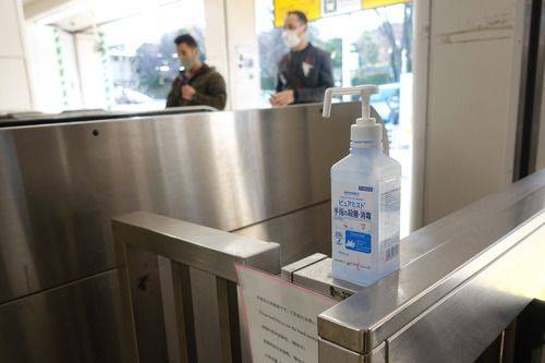 2月27日，在日本东京，上野车站在出入口处放置消毒液供乘客使用。新华社记者杜潇逸摄