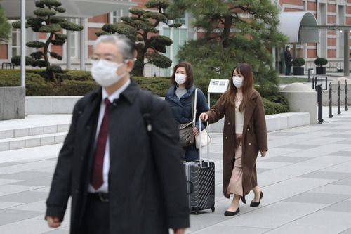 2月25日，在日本东京，人们戴口罩出行。新华社记者杜潇逸摄