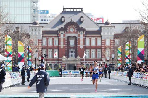 3月1日，2020年东京马拉松在日本东京开跑。运动员们在比赛中向终点冲刺。新华社记者杜潇逸摄