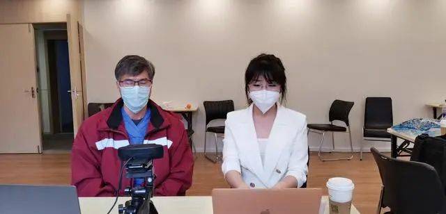 在武汉一线专家驻地，张赫直播已经来武汉36天的华西医院呼吸与危重症科主任罗凤鸣教授。健康时报赵安平摄