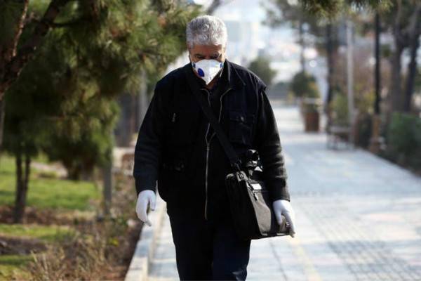 伊朗民众戴口罩预防新冠病毒（图源：路透社）