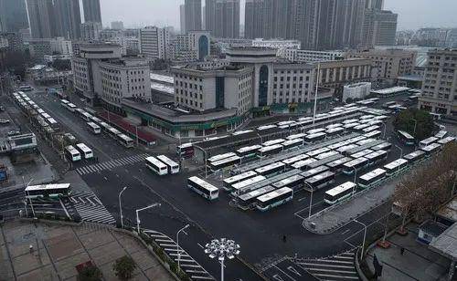 2月10日，公交车停摆在汉口火车站附近的一处公交停车场上。新华社记者肖艺九摄