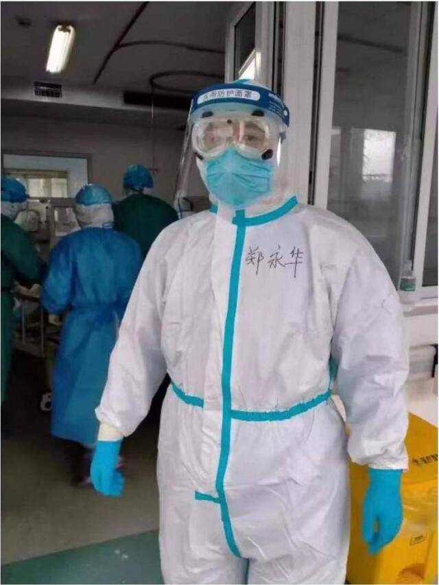 上海支援湖北医疗队队员、金山区亭林医院呼吸内科副主任郑永华在武汉金银潭医院