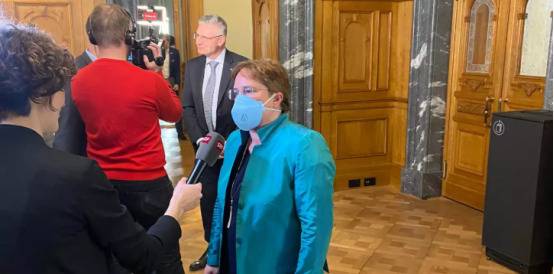 没生病戴口罩是传递“错误信号”?瑞士女议员因戴口罩被赶出议会大厅 官方解释耐人寻味