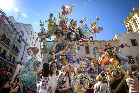 （图说：瓦伦西亚法雅节上的巨大玩偶。图源：西班牙《国家报》）