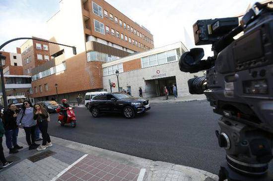 （图说：瓦伦西亚医院门口已经摆放好的摄像机。图源：La Provincia）