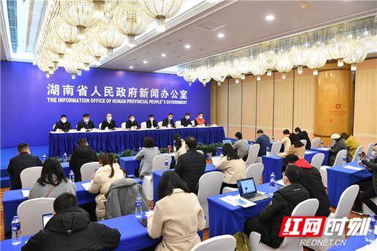 湖南省政府新闻办公室召开新闻发布会，介绍湖南统筹推进新冠肺炎疫情防控和经济社会发展工作有关情况。李长宏摄